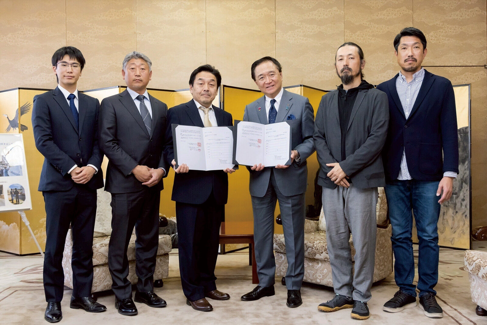 神奈川県との災害時協力協定 締結式。協定書を手にする協会メンバーと県関係者